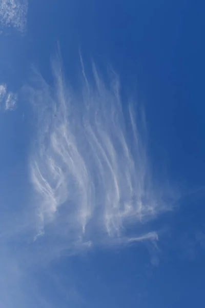 Belas Nuvens Cirrus Contra Céu Azul Como Fundo Natural Vertical — Fotografia de Stock