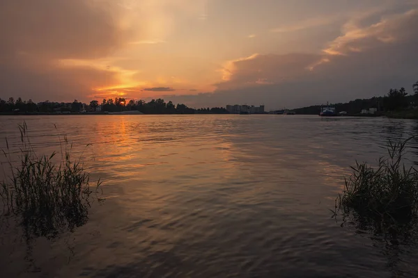 背景に市船と川の色鮮やかな夕焼け — ストック写真