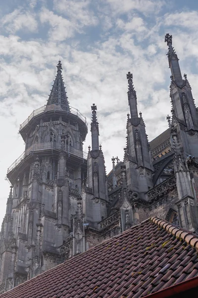 Fragmento Mais Alta Catedral Gótica Mundo Contra Fundo Céu Nublado — Fotografia de Stock