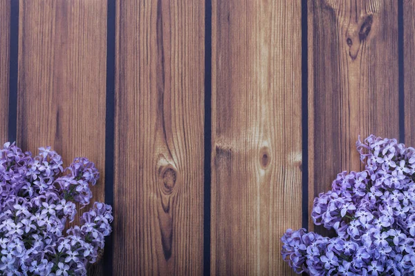 明亮的丁香花在一个美丽的木质背景与复制 Spac — 图库照片