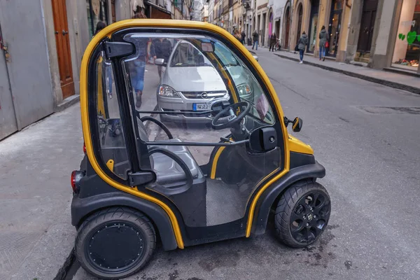 Florença Itália Março 2014 Pequeno Carro Elétrico Estacionado Rua — Fotografia de Stock