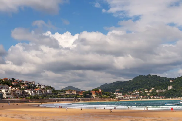 Blick Auf Den Breiten Sandstrand Der Meeresküste Der Spanischen Stadt — Stockfoto