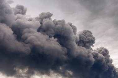 siyah bir bulutlu gökyüzü arka planda duman tehlikeli bulutları