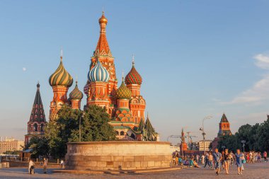 Moskova, Rusya - 17 Haziran 2016 - görünümü güzel katedral yaz güneş ışınlarının kırmızı meydanında