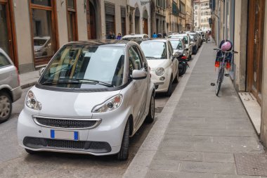 Florence, İtalya - 27 Mart 2014 - çok araba Floransa'da dar bir sokak. Büyük bir şehirde trafik