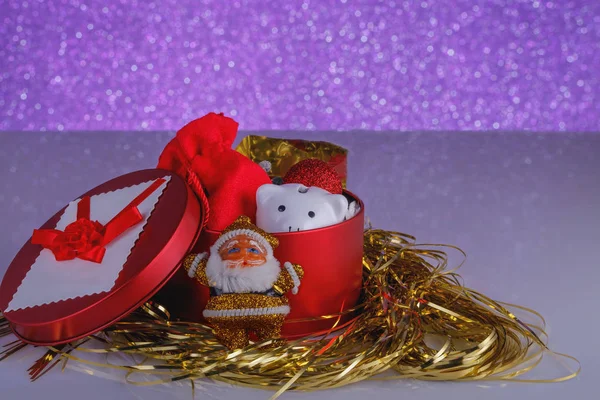 Concepto Regalos Navidad Caja Regalo Roja Con Alcancía Roja — Foto de Stock