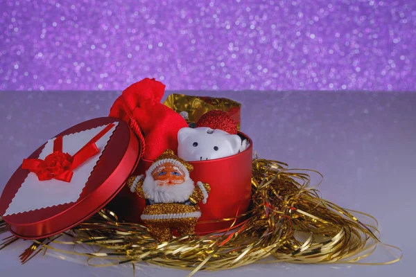 クリスマス プレゼントのコンセプトです 貯金箱と赤い 赤いギフト ボックス — ストック写真