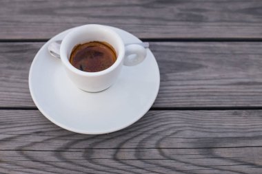 Sabah kahve açık bir kafede ahşap bir masa üzerinde