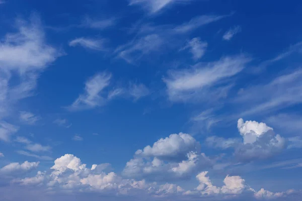 Güzel Mavi Gökyüzü Beyaz Bulutlar Doğal Bir Kükreme Gibi — Stok fotoğraf
