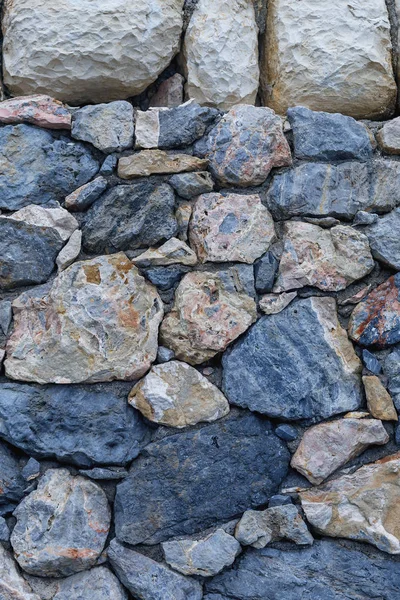 Krásná Kamenná Zeď Kamenů Různých Barev Velikostí Closeup Vertikální — Stock fotografie