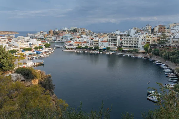 Vista Desde Colina Hasta Bahía Con Barcos Ciudad Agios Nikolaos —  Fotos de Stock