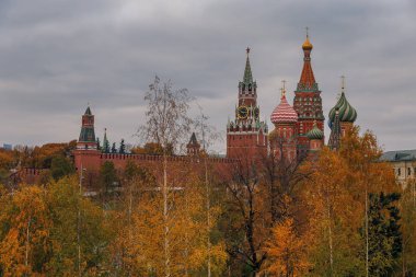 parkta Zaryadye arka planda Kremlin katedraller ile sonbahar ağaçlar