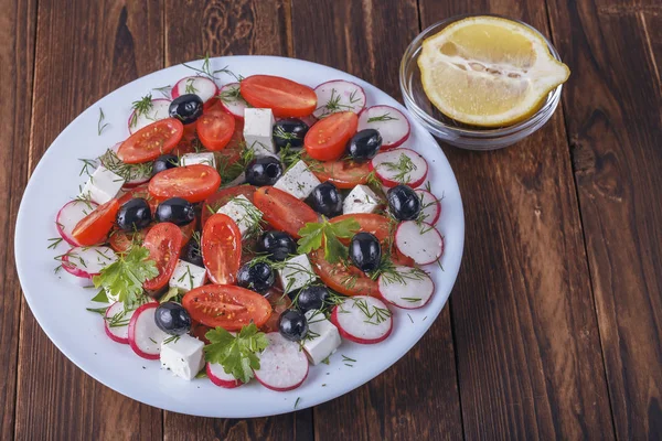 Ein Teller Salat Mit Roten Tomaten Grünem Pfeffer Und Käse — Stockfoto