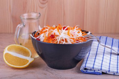 Sağlıklı beslenme kavramı. Vitamini salata lahana, havuç ve kızılcık ahşap bir masa üzerinde