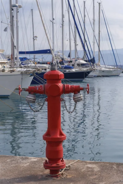红色的火柱在美丽的游艇的背景下的海滨 — 图库照片