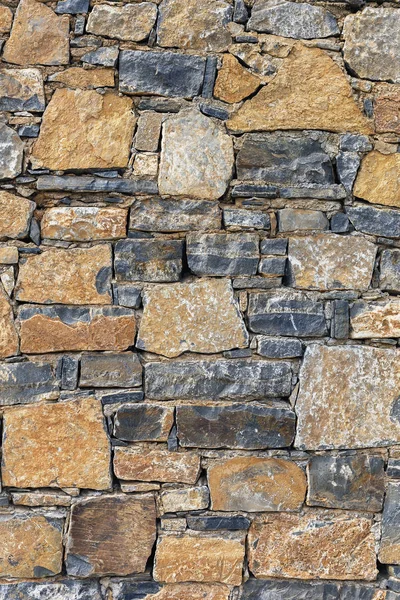 Piękny Kamienny Mur Kamieni Różnych Kolorach Zbliżenie Pionowe — Zdjęcie stockowe