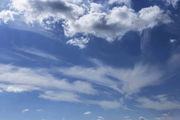 Schöner Blauer Himmel Mit Weißen Wolken Als Natürlicher Hintergrund — Stockfoto