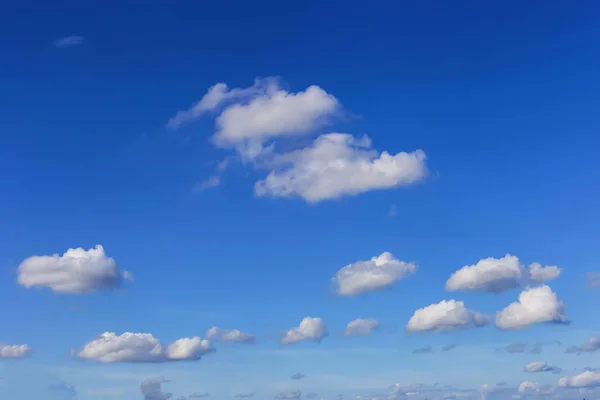 Όμορφος Μπλε Ουρανός Λευκά Σύννεφα Φυσικό Backgroun — Φωτογραφία Αρχείου