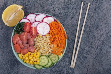 Kase grafiklerde poke. Çiğ balık, pirinç ve halhy ahşap adam sebze