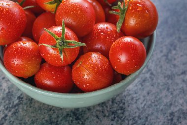 Sağlıklı beslenme kavramı. Seramik kase closeup Olgun kırmızı domates