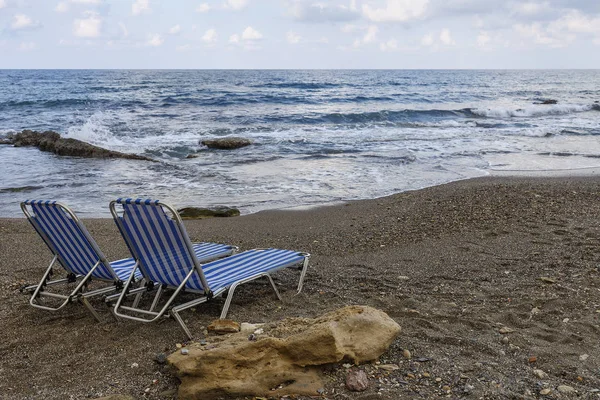 在西班牙马加鲁夫市地中海石岸的两个太阳椅 — 图库照片
