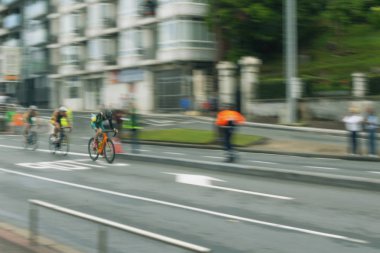 Bicyclists bulanık şehir arka plan üzerinde bulanık siluetleri