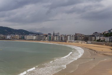 üstten görünüm, defne ve İspanyol şehir san sebastian bir bulutlu yaz da üzerinde