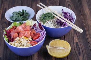 Kase grafiklerde poke. Çiğ balık, pirinç ve halhy ahşap adam sebze