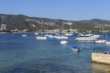 Yaz tatili kavramı deniz üzerinde. Yat ve tekne mavi bulutsuz gökyüzü arka plan üzerinde