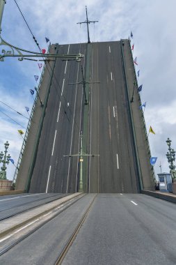 Öğleden sonra mavi gökyüzüne karşı Palace Bridge, St Petersburg yetiştirilmiş