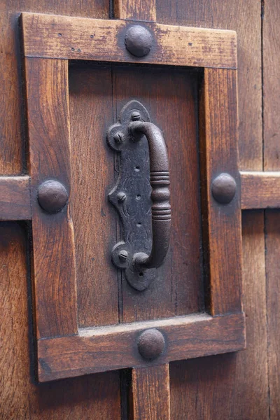 木製の飾りに囲まれたクローズ アップ鉄ドア ハンドル — ストック写真