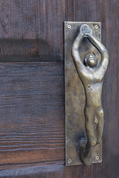 Türgriff Aus Metall Form Einer Menschlichen Figur Einer Alten Holztür — Stockfoto