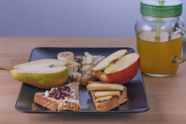 Primer Plano Los Brindis Para Desayuno Sobre Fondo Madera Concepto — Foto de Stock