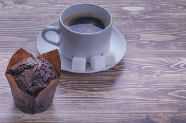 lezzetli çikolatalı kek ve kahve kapat