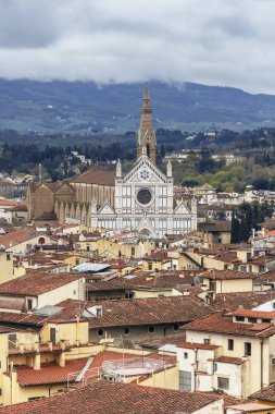 Kırmızı kiremitli çatılar ve İtalyan şehir Floransa güzel katedral üstten görünüm