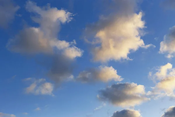 Schöner Blauer Himmel Mit Sonnenbeschienenen Wolken Als Natürlicher Hintergrund — Stockfoto