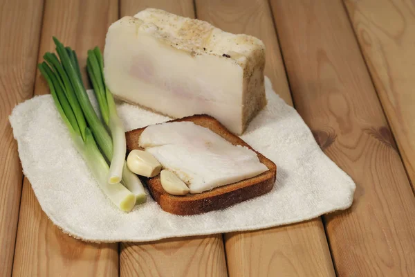 Komposition Mit Brot Salzigem Speck Knoblauch Und Zwiebeln Auf Holztisch — Stockfoto