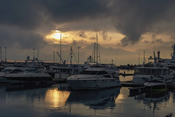 Barcos Veleros Puerto Tranquilo Fondo Hermoso Cielo Atardecer — Foto de Stock