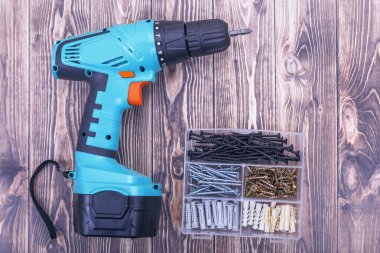 Modern şarjlı tornavida ve vidalar kutusunda Kapat