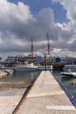 geniş tekne Park için önde gelen yol beton ve güzel bir bulutlu gökyüzü arka planı yat
