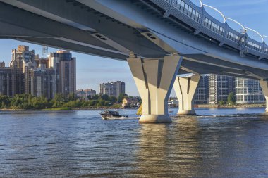 Finlandiya Körfezi üzerindeki yüksek hızlı köprünün mavi gökyüzü arka grubunda alt görüntüsü