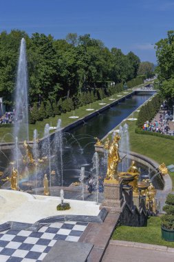 Peterhof, Rusya Federasyonu-Mayıs 26, 2018 - Park St. Petersbur banliyölerinde pınarlarına çağlayan görünümünü