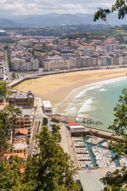 Şehir, dağlar ve gökyüzü arka plan geniş kumsalda üstten görünüm