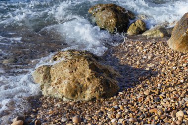 parçası hareketli deniz dalga ile kayalık Beach yakın çekim