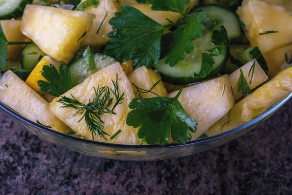 bir tabak lezzetli yaz marul üzerinden pineapple ve salatalık portre