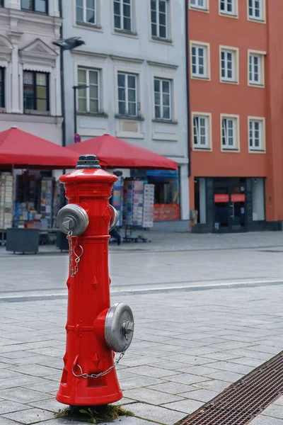 强大的现代消防栓 以扑灭德国兰斯贝格镇街道的火灾 — 图库照片