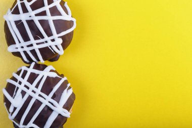 iki taze lezzetli çikolatalı çörek bakkal arka planı renkli arka plan üzerinde