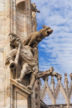 Duomo Milan Katedrali duvarlarda heykeller şeklinde drenaj boruları
