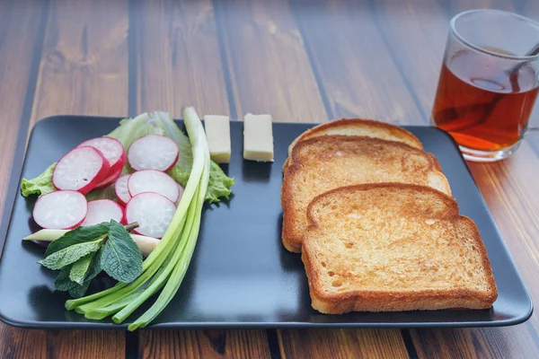 Radieschen Zwiebeln Gurken Gewürze Toast Und Tee Zum Frühstück Auf — Stockfoto