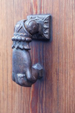 Eski bir ahşap kapı insan bir yandan şeklinde metal kapı kolu